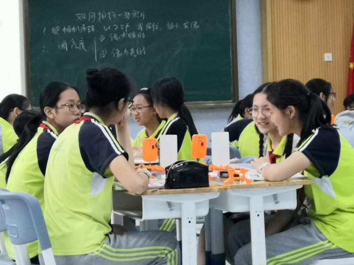 北苑实验中学的陈尾平老师为大家带来了七年级凸透镜成像的复习课.