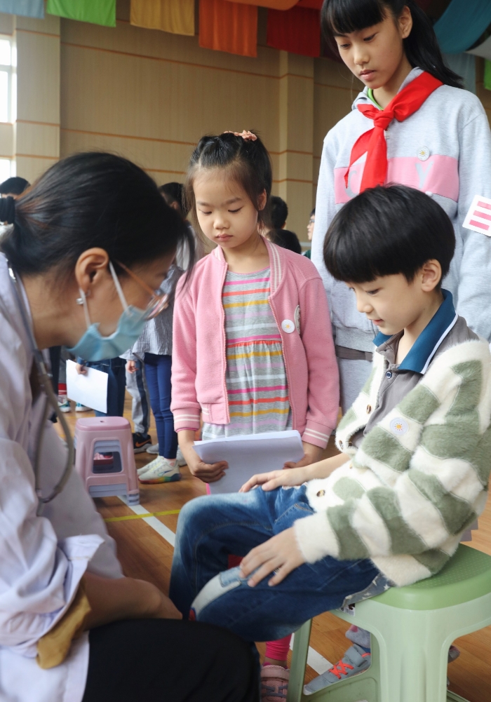 一年级的小朋友们刚刚踏入小学校园